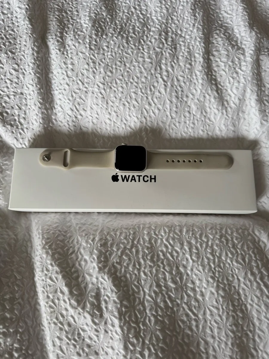 Apple Watch SE 40mm - Image 1