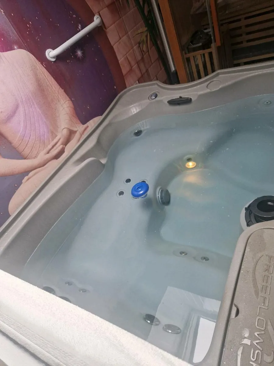 4 man jacuzzi - Image 2