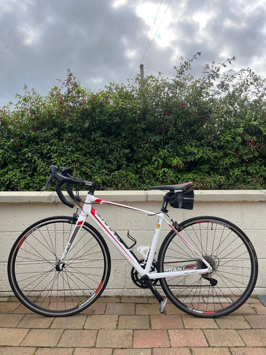 GIANT Defy Road Bike - Image 1