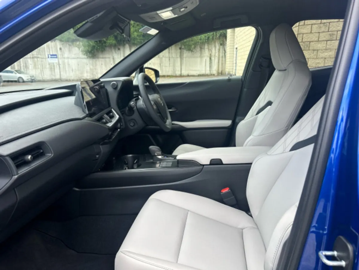 Lexus UX UX300H F SPORT DESIGN - Image 2