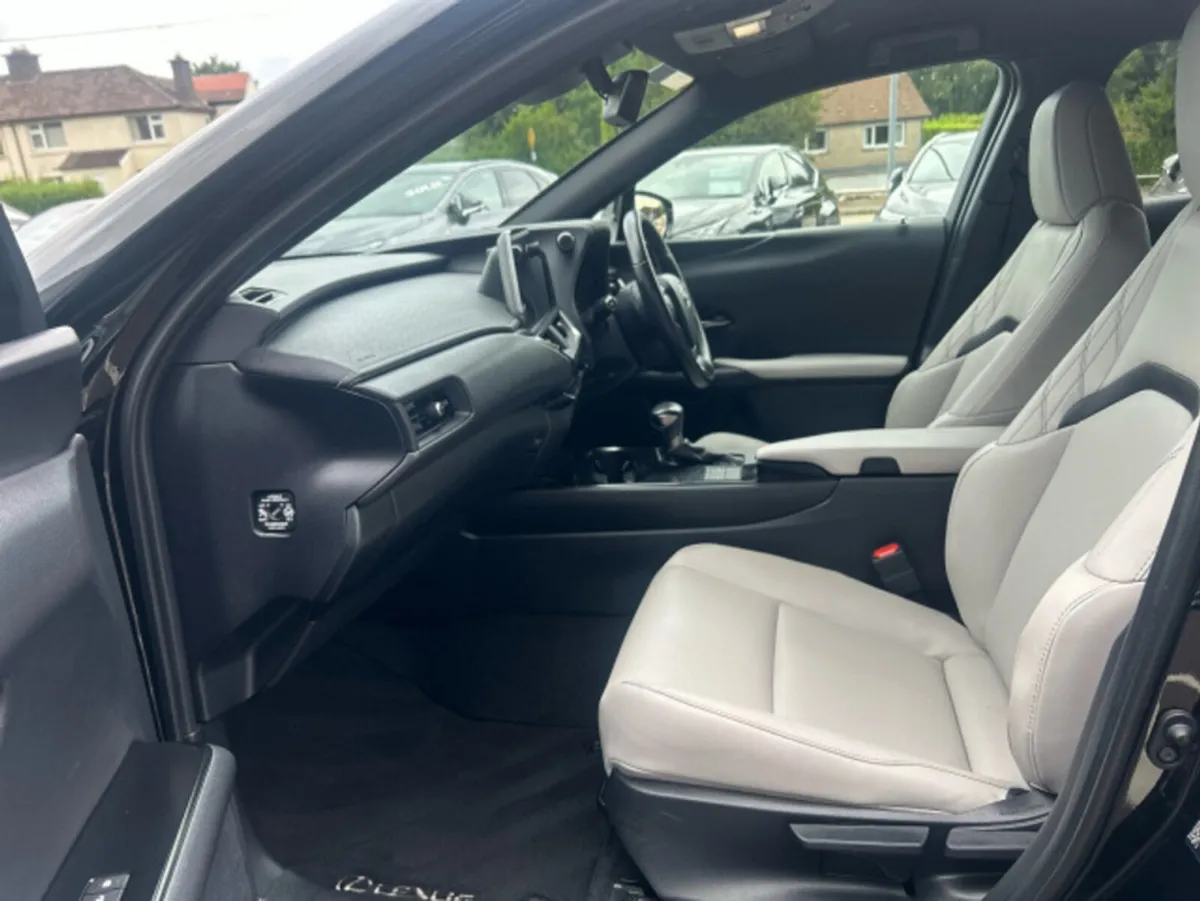 Lexus UX DYNAMICS 4DR AUTO - Image 2
