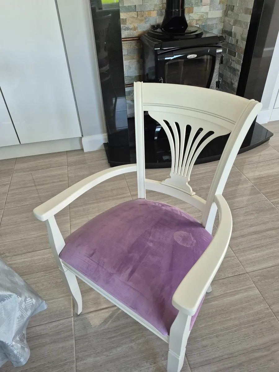 Table and chairs - Image 1