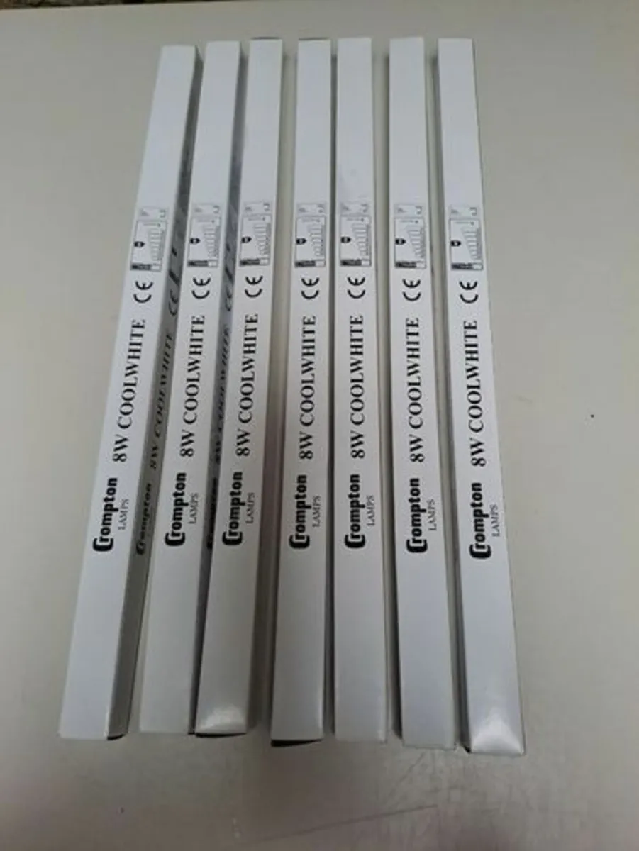 Crompton 8 W cool white tube Bulbs - Image 1