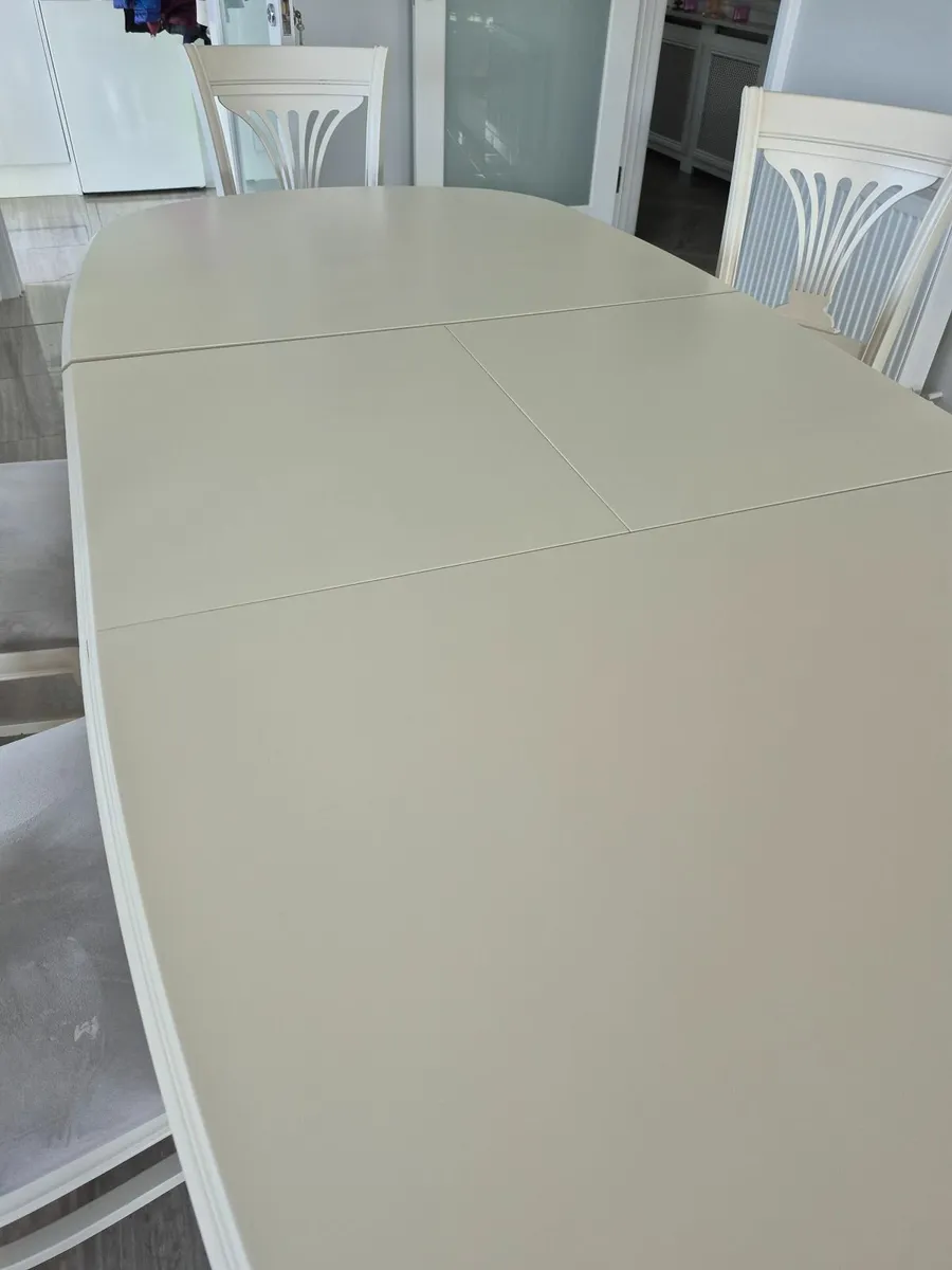 Table and chairs - Image 2