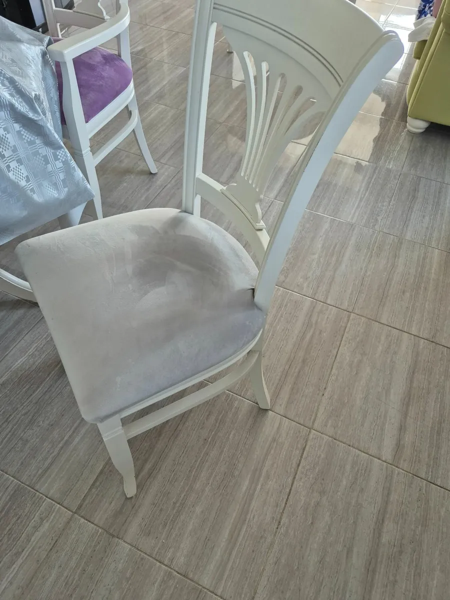 Table and chairs - Image 3