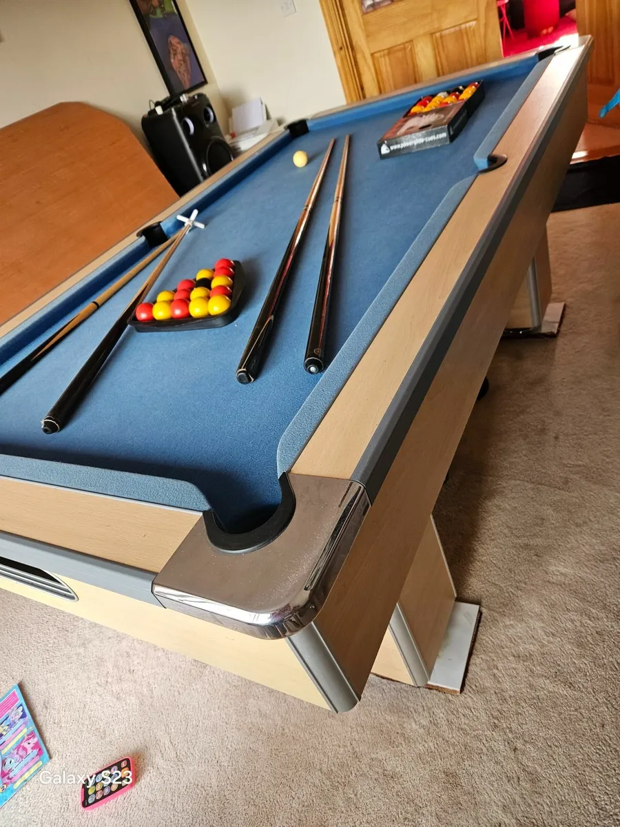 Pool table - Image 1