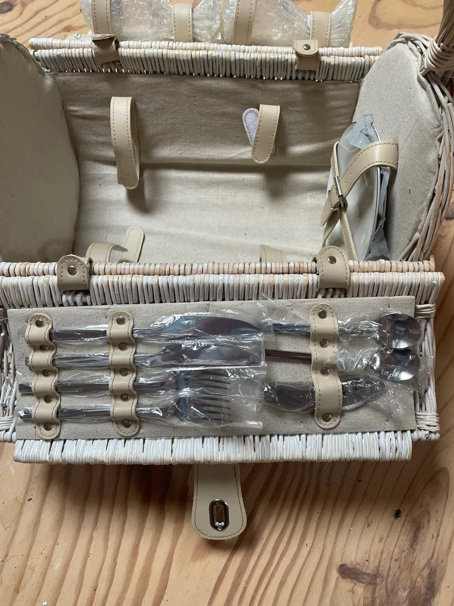 Wicker Picnic Basket - Image 4