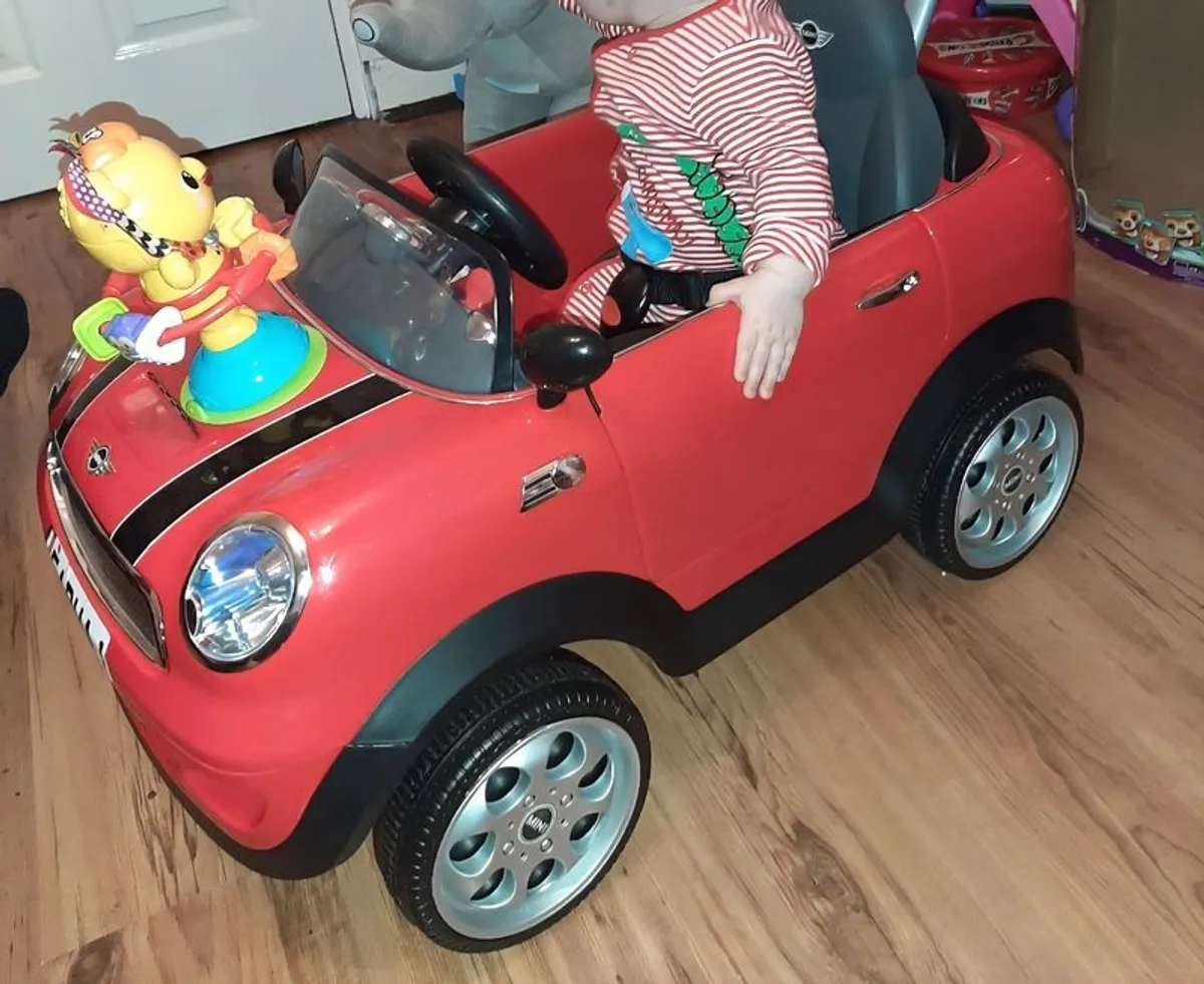 Red mini cooper - Image 1
