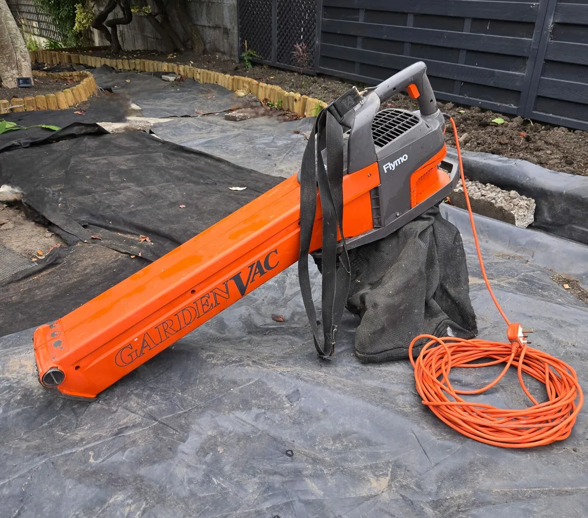 FLYMO GARDEN VAC/LEAF BLOWER - Image 1