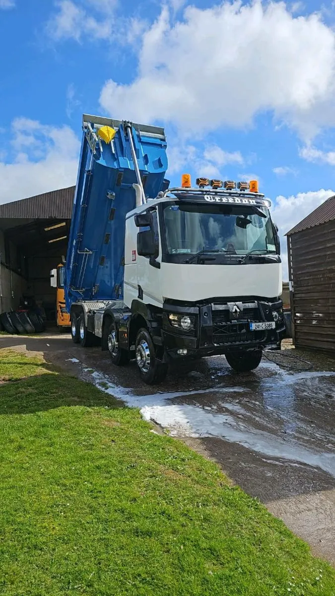 Renault 8x4 tipper - Image 1