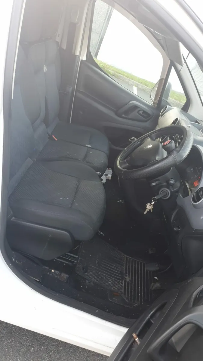 2012 Peugeot partner clean van new doe and tax - Image 4