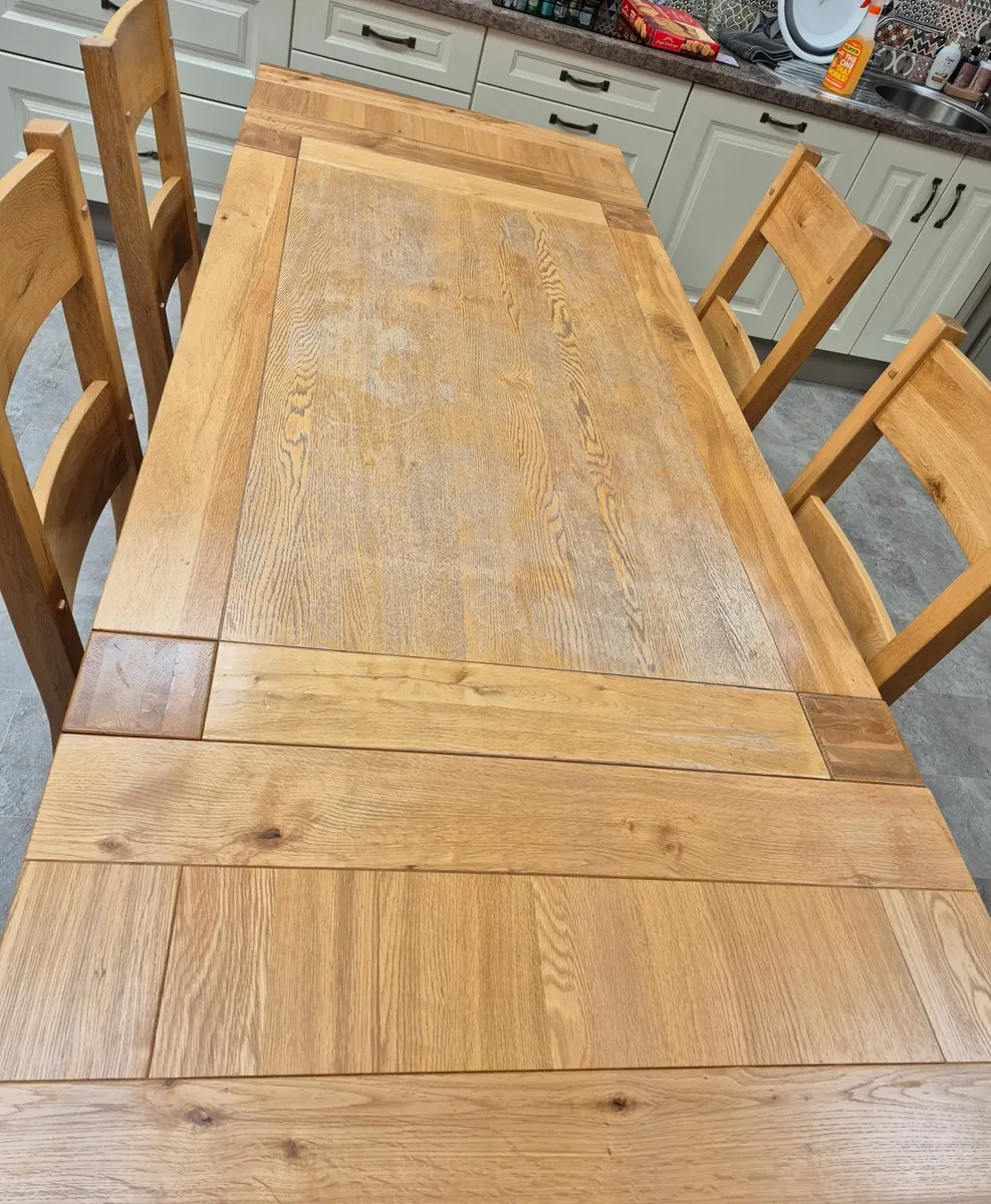 Extendable Solid oak table and 6 chairs - Image 1