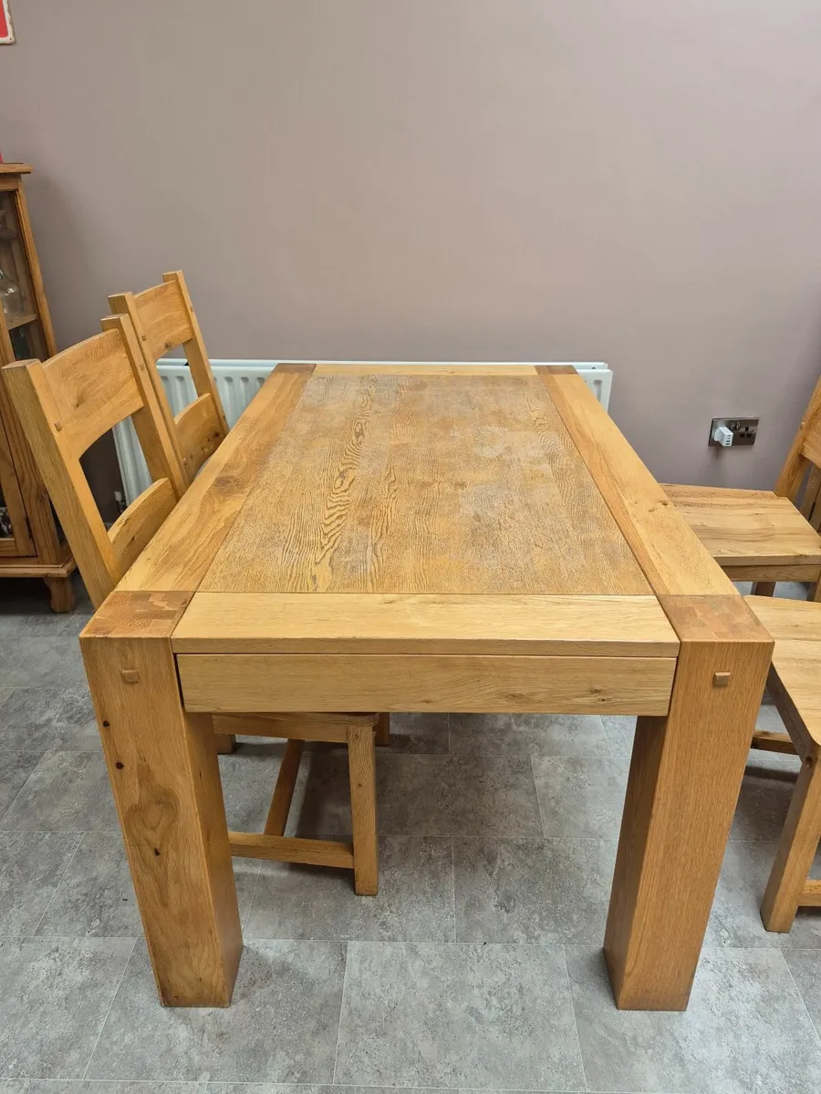 Extendable Solid oak table and 6 chairs - Image 2