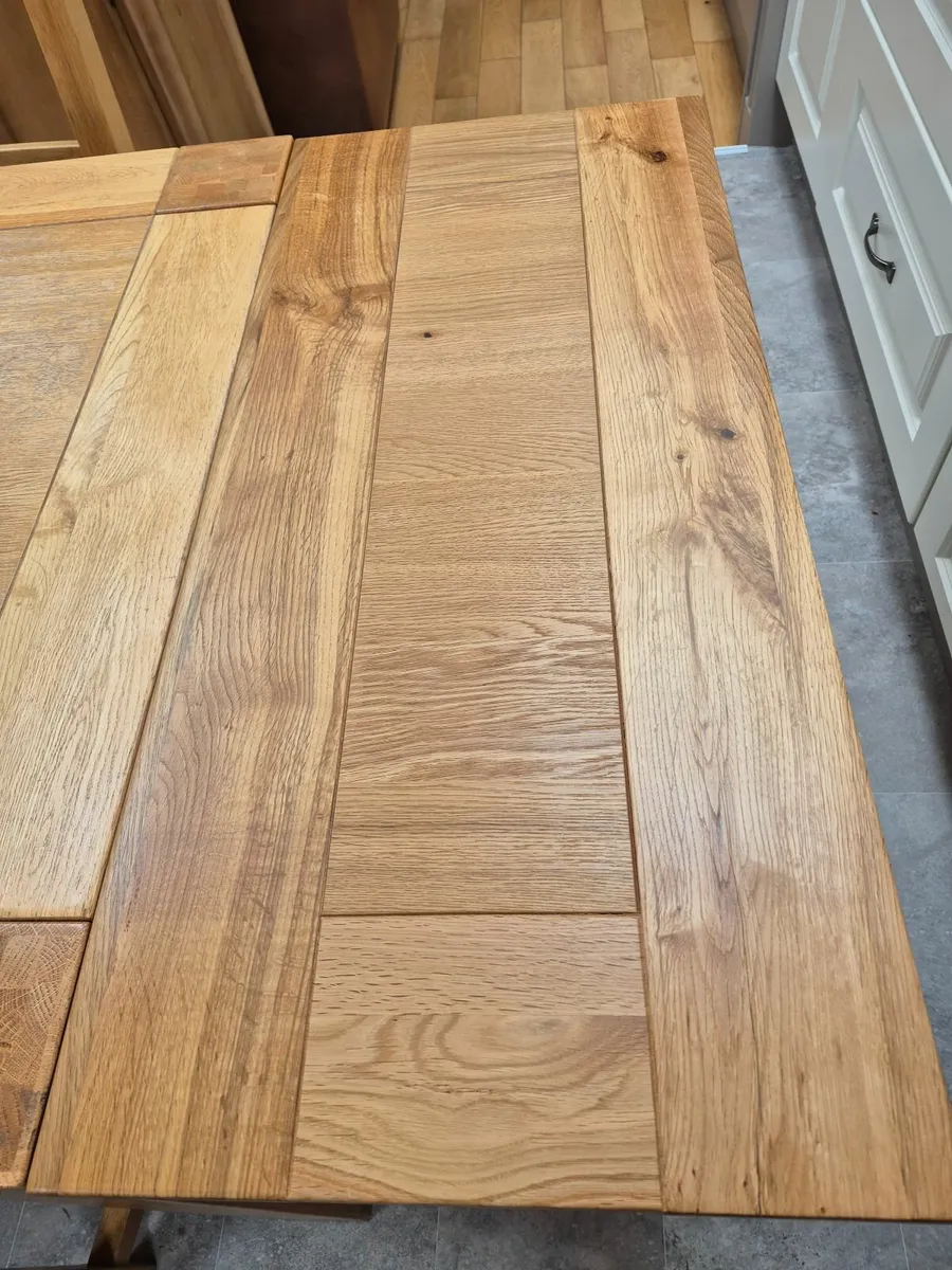 Extendable Solid oak table and 6 chairs - Image 3
