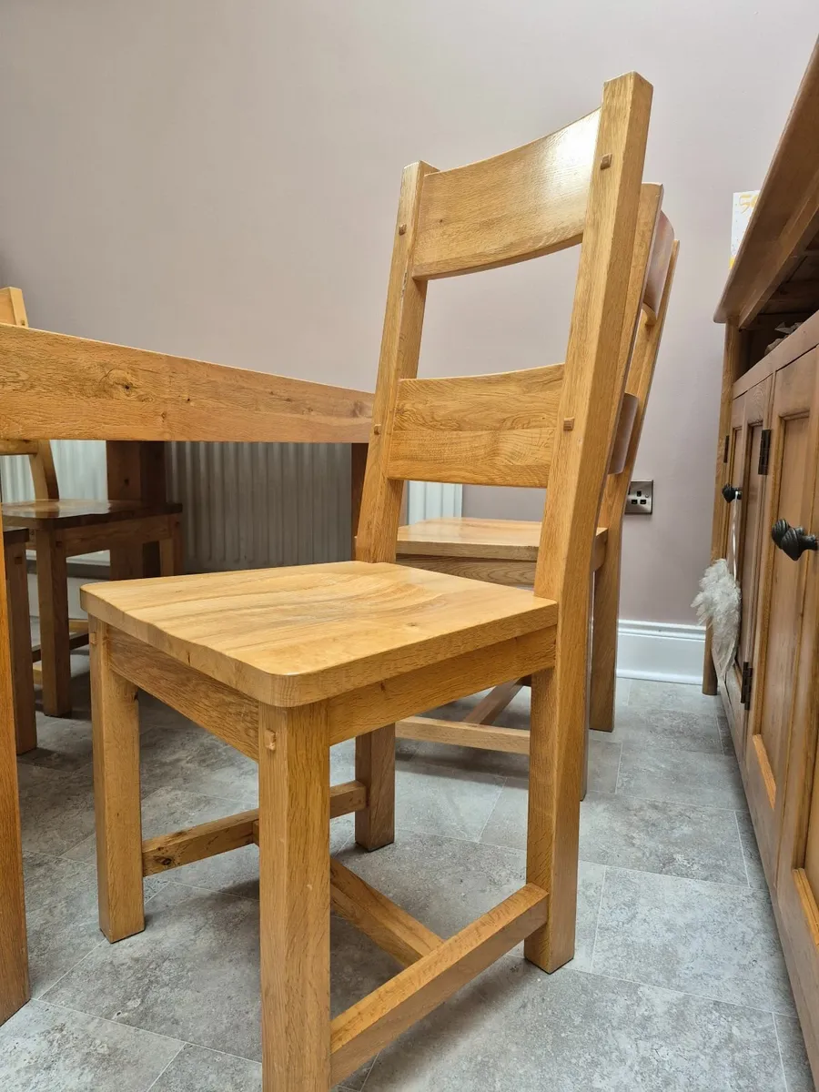 Extendable Solid oak table and 6 chairs - Image 4