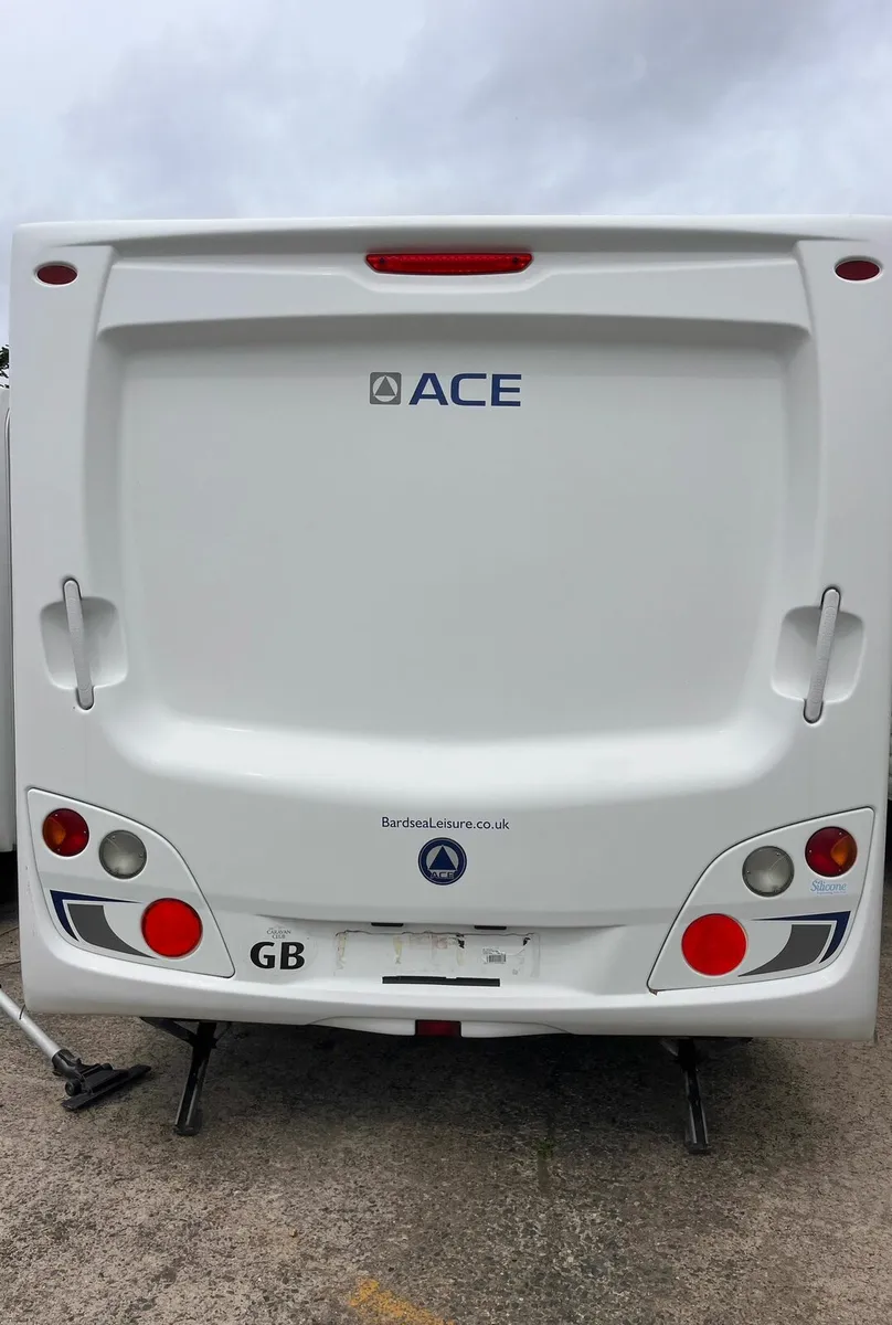 4 berth caravan - Image 2