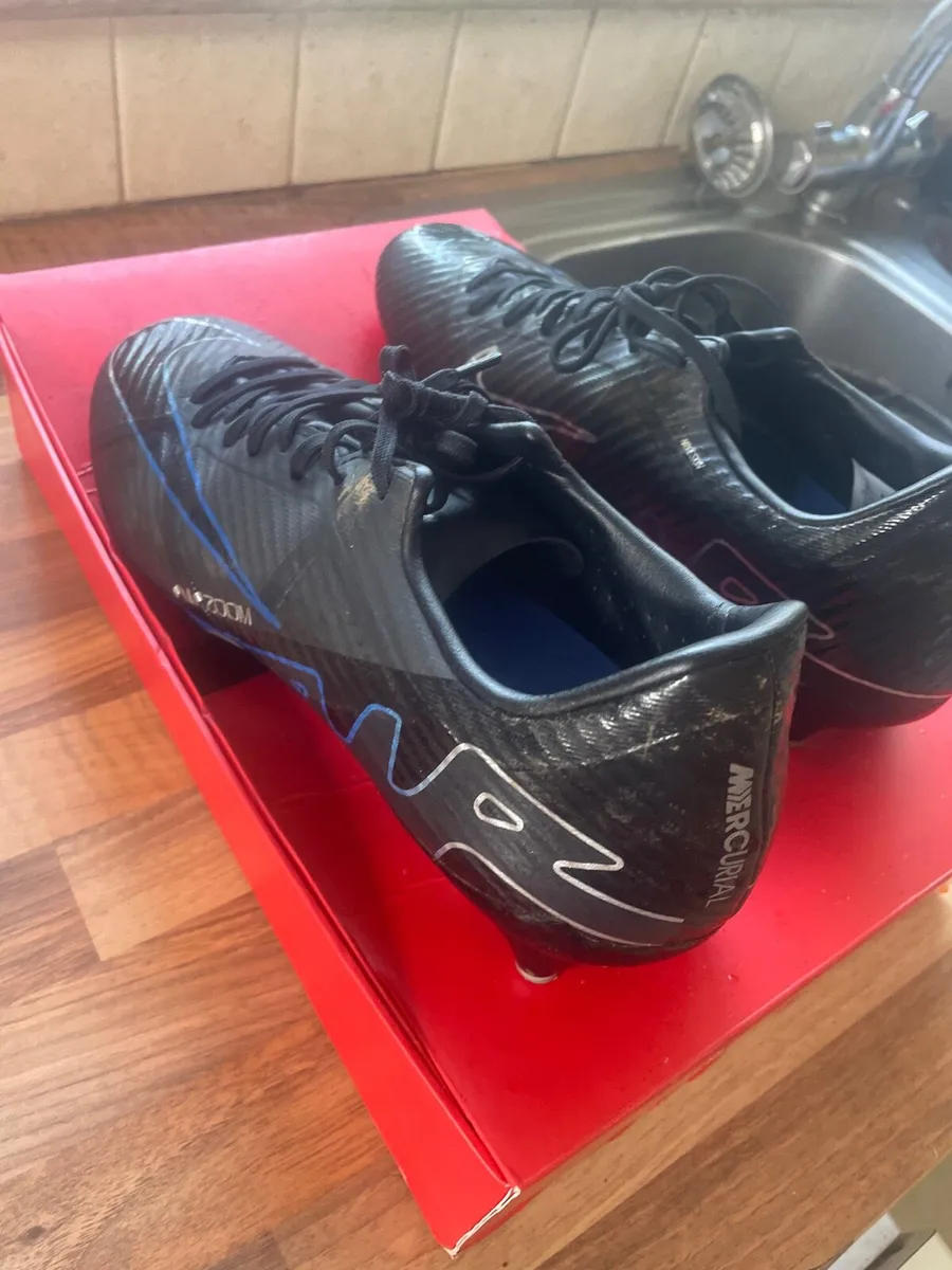 Nike uk 9 football boots like new boxed - Image 1