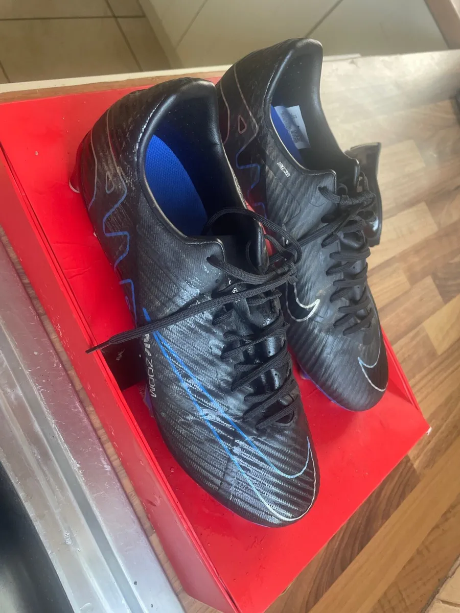 Nike uk 9 football boots like new boxed - Image 2
