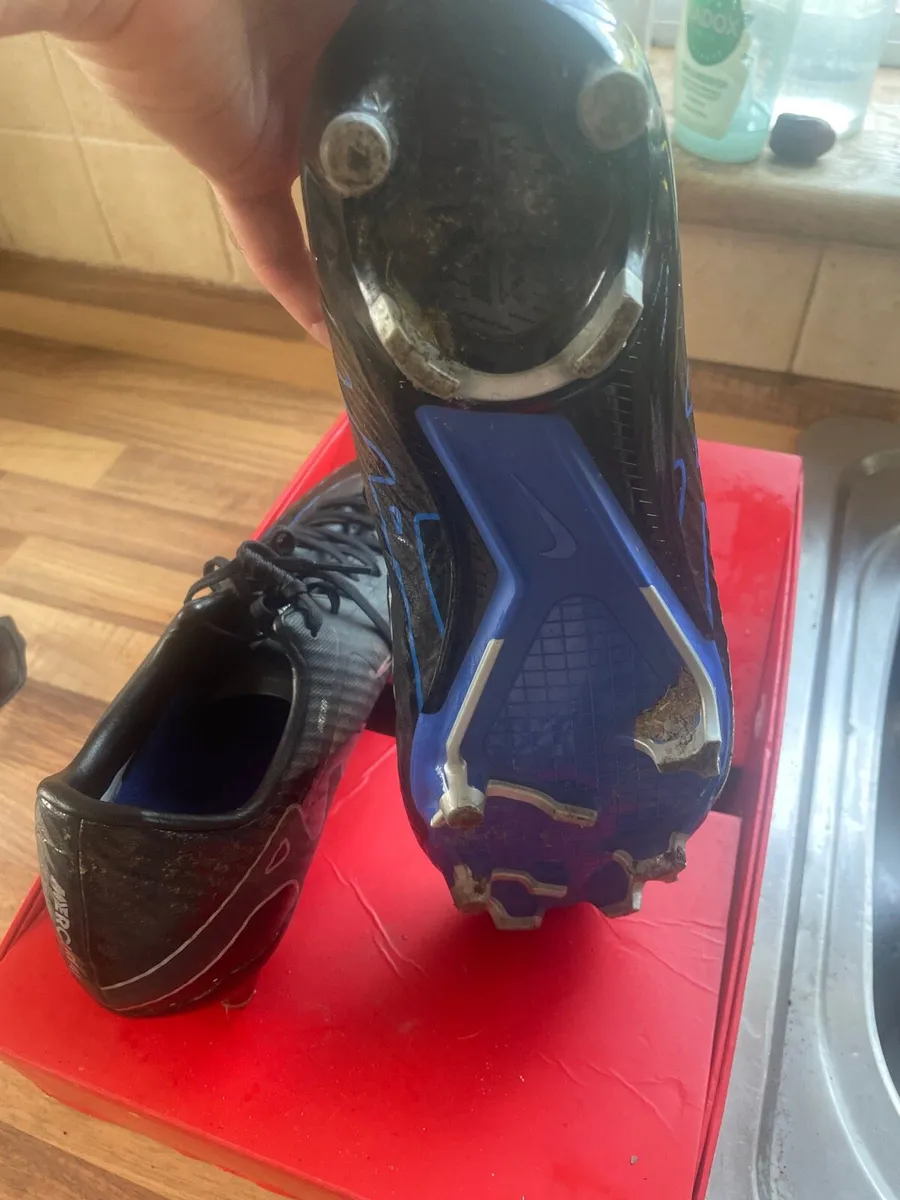 Nike uk 9 football boots like new boxed - Image 3