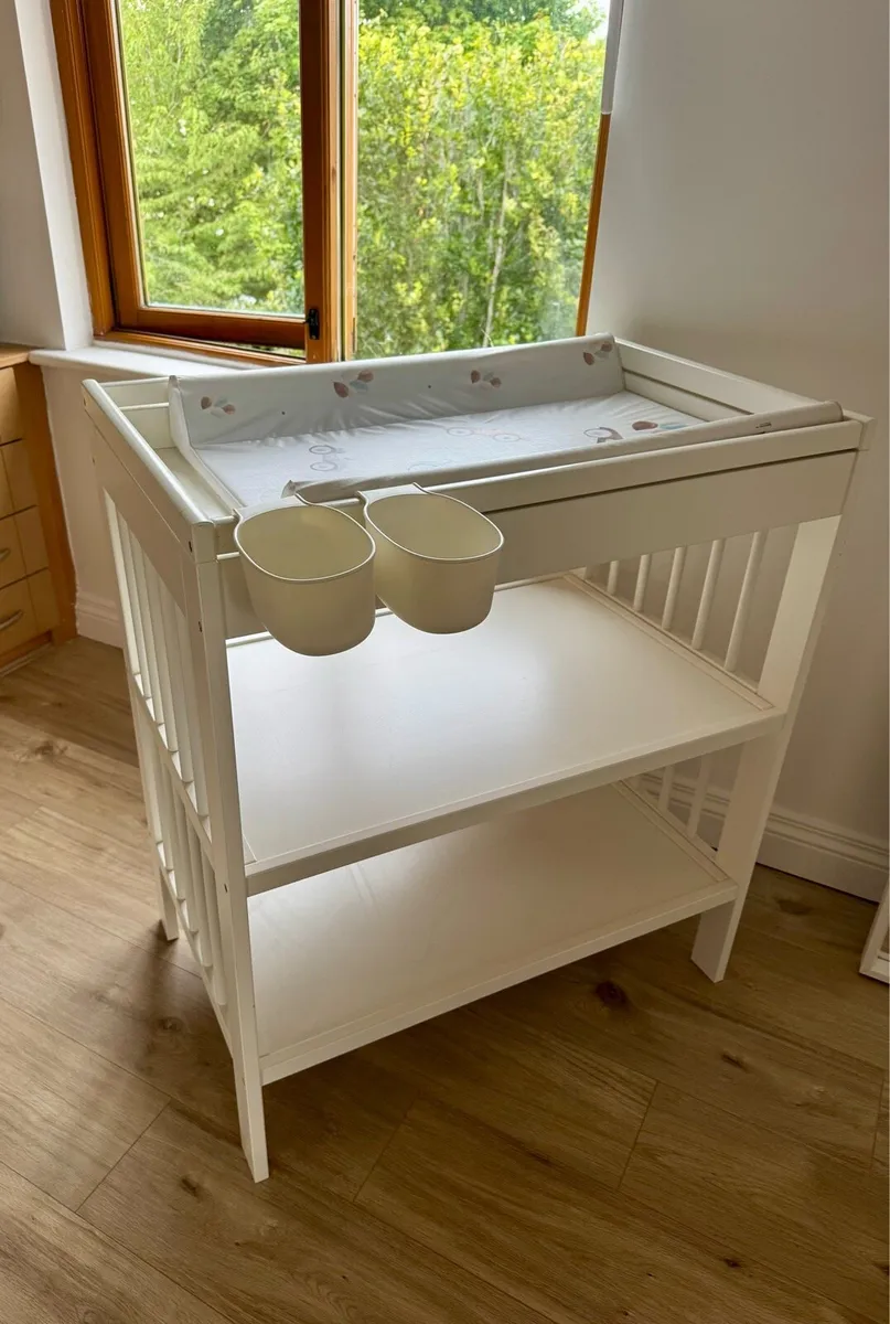 Changing table - Image 2