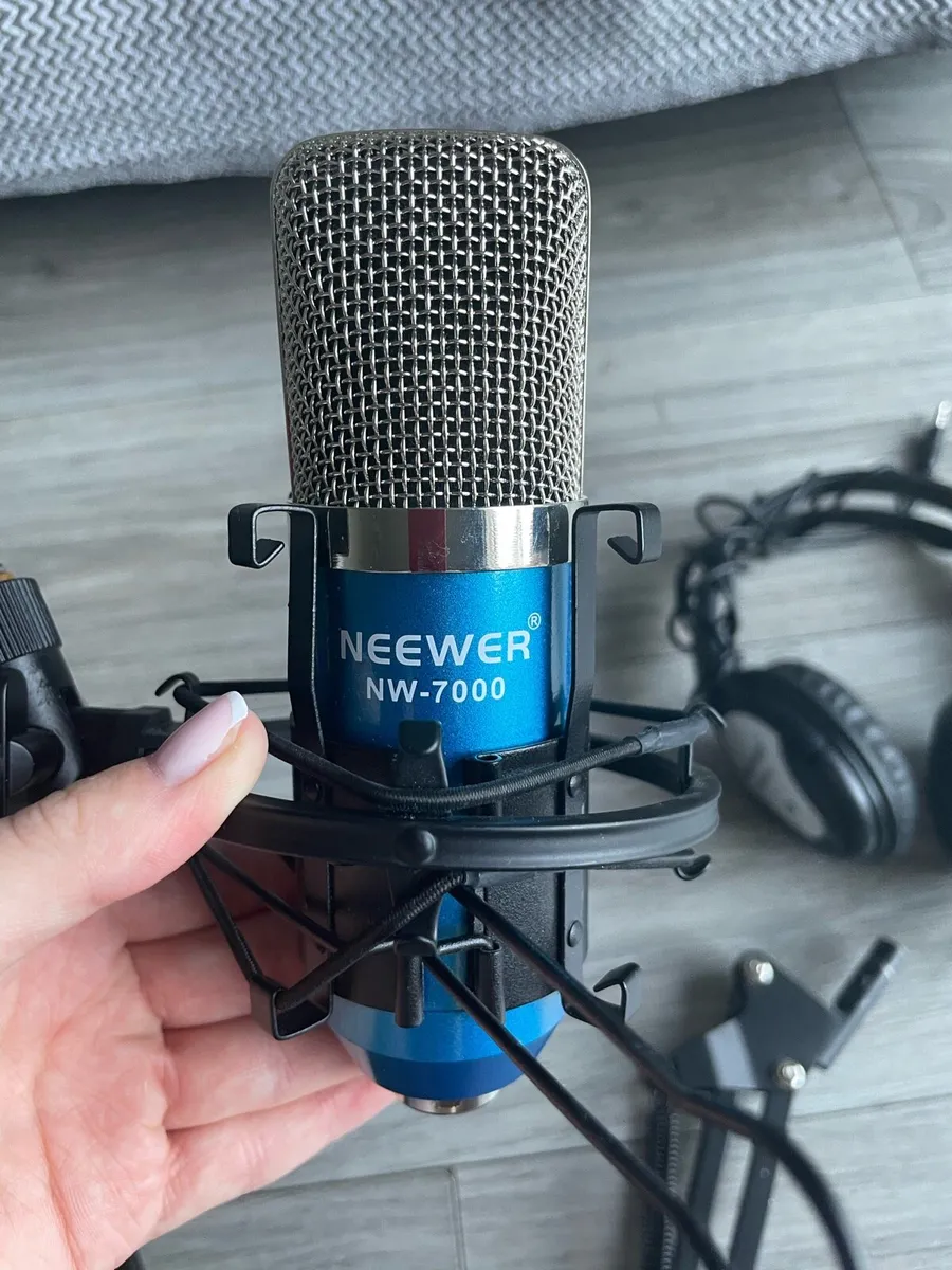 Neewer NW-7000 microphone & accessories - Image 1