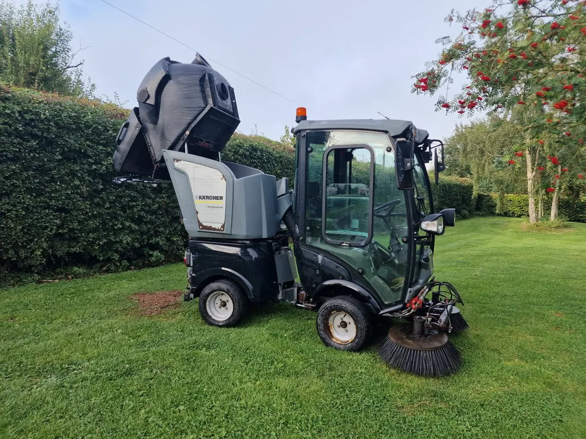 Karcher MC50 mini road sweeper roadsweeper - Image 1