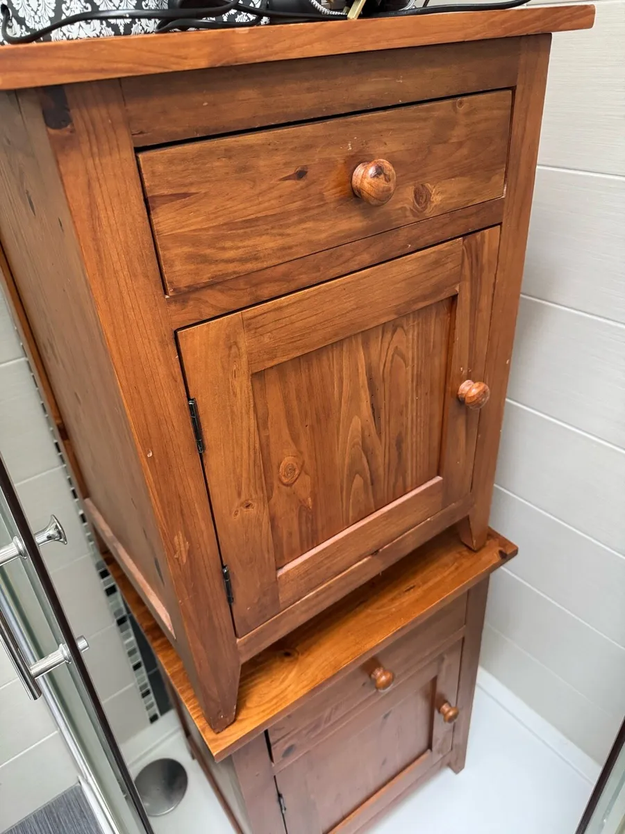 King-size wooden bed frame and two matching locker - Image 1