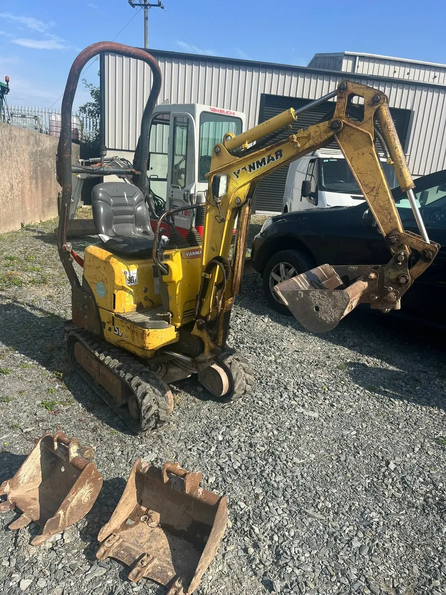 2016 micro Yanmar 0.8 tonne micro digger - Image 1