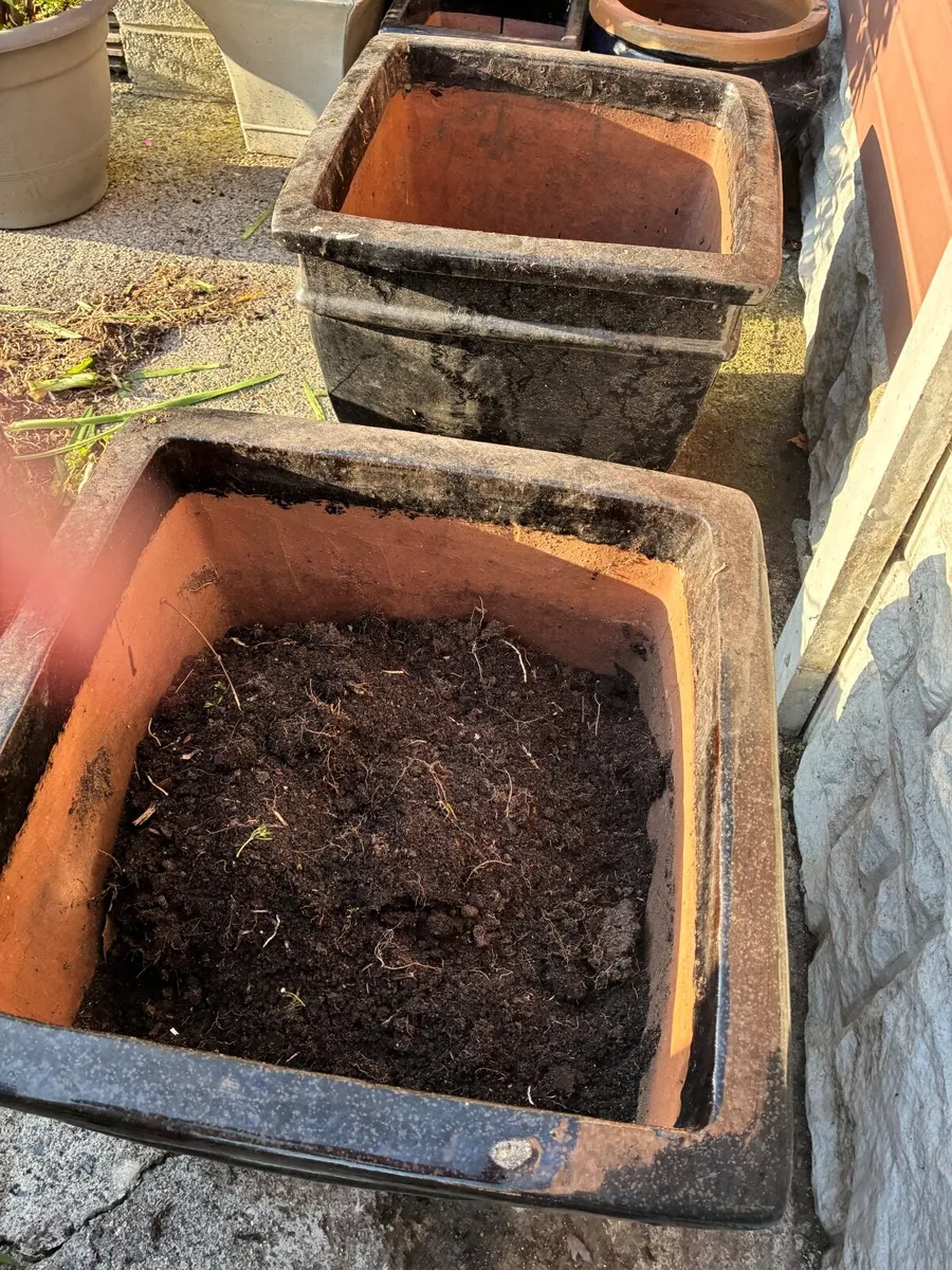 2 Black glazed stone flower pots plus 2 smsll - Image 1