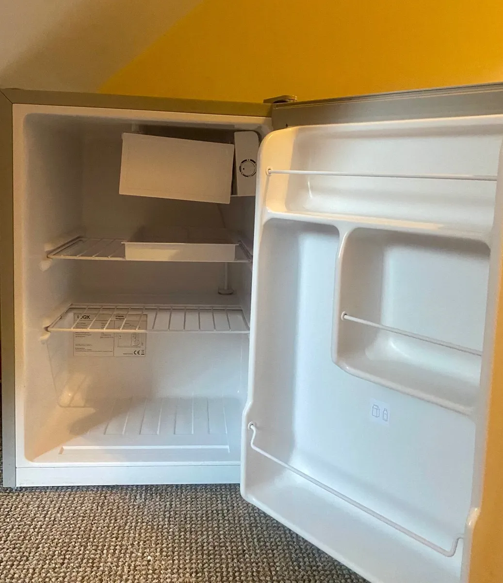 LOGIK Under-Counter / Countertop Fridge – Silver - Image 3