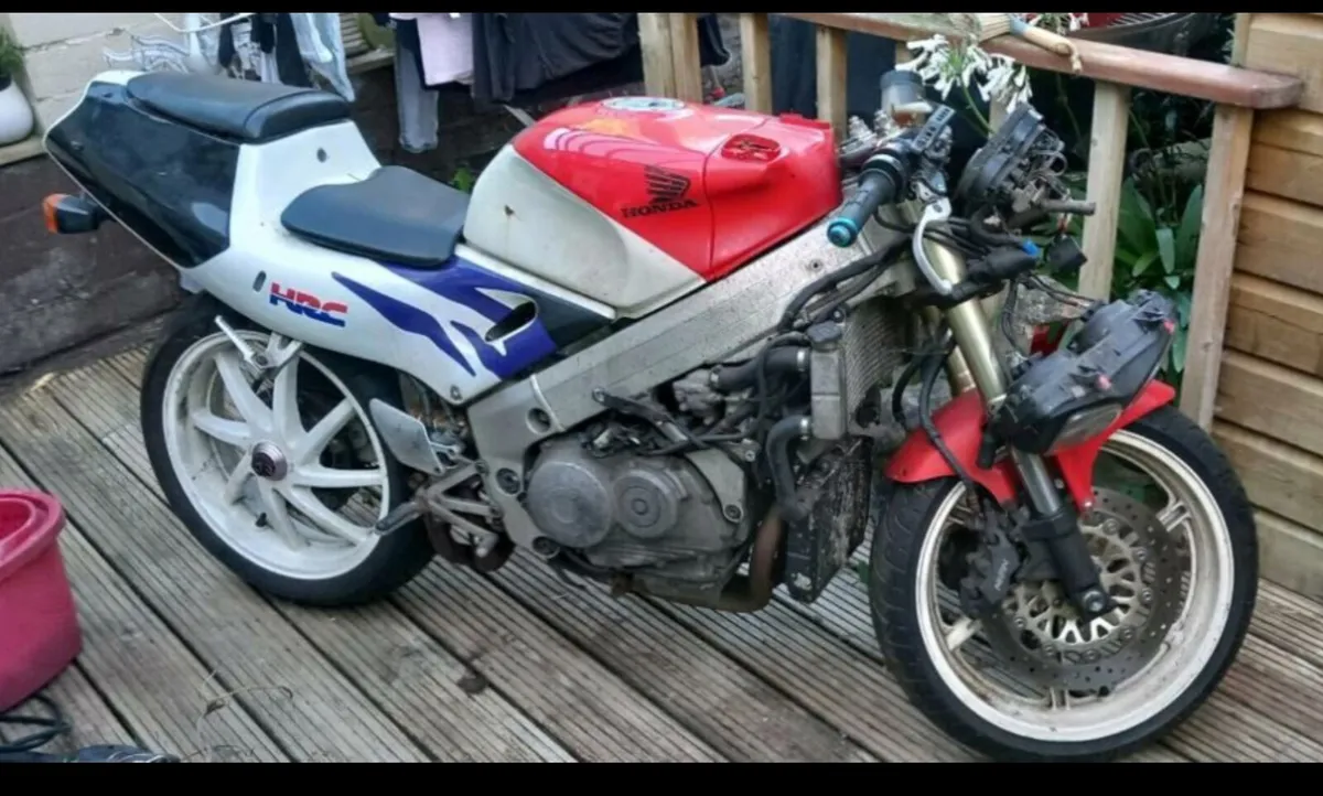 Honda RVF 400 - Image 1