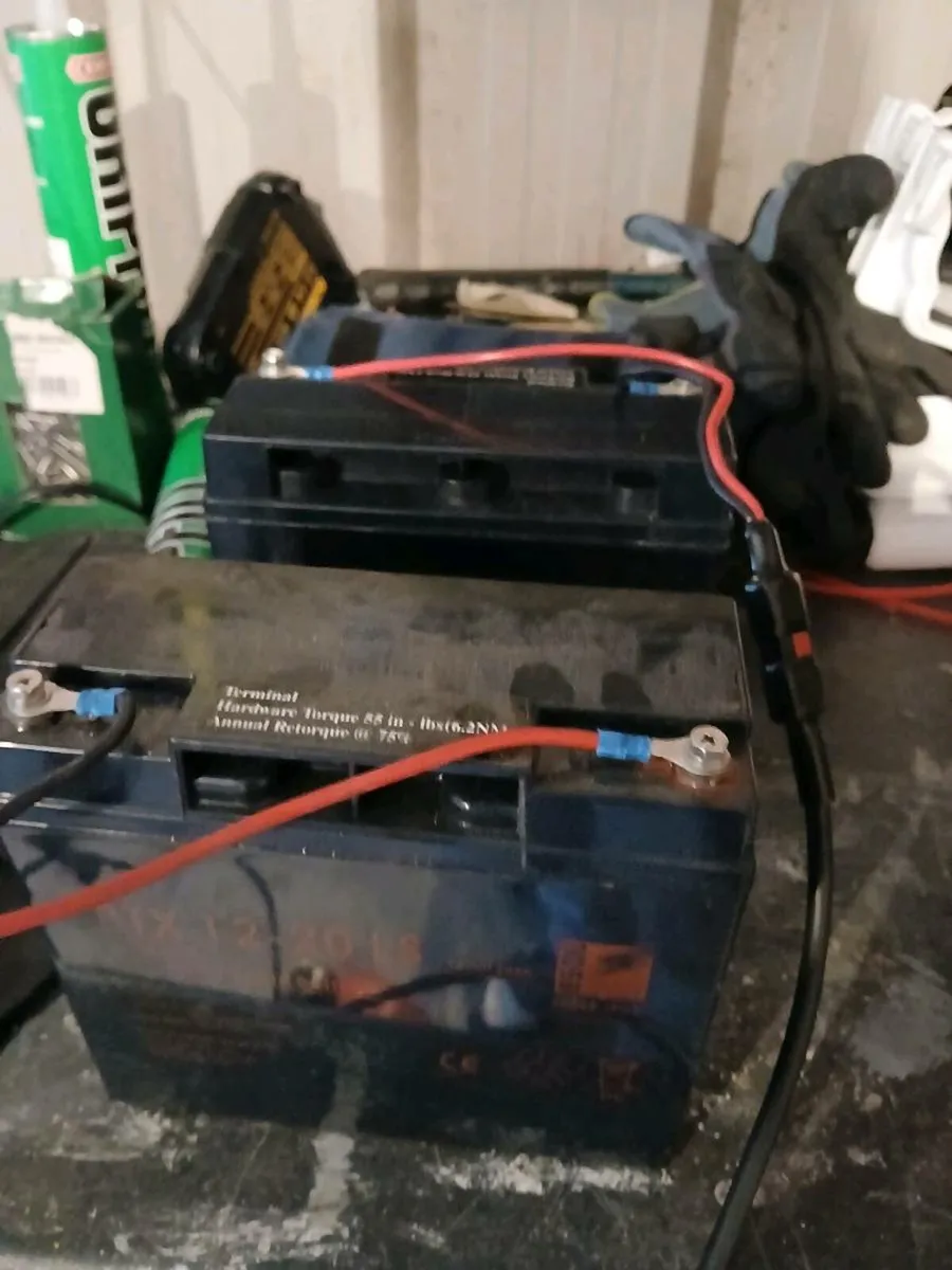 Batteries  and chargers - Image 3