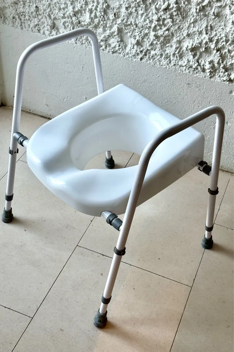 Raised toilet seat and frame - Image 1