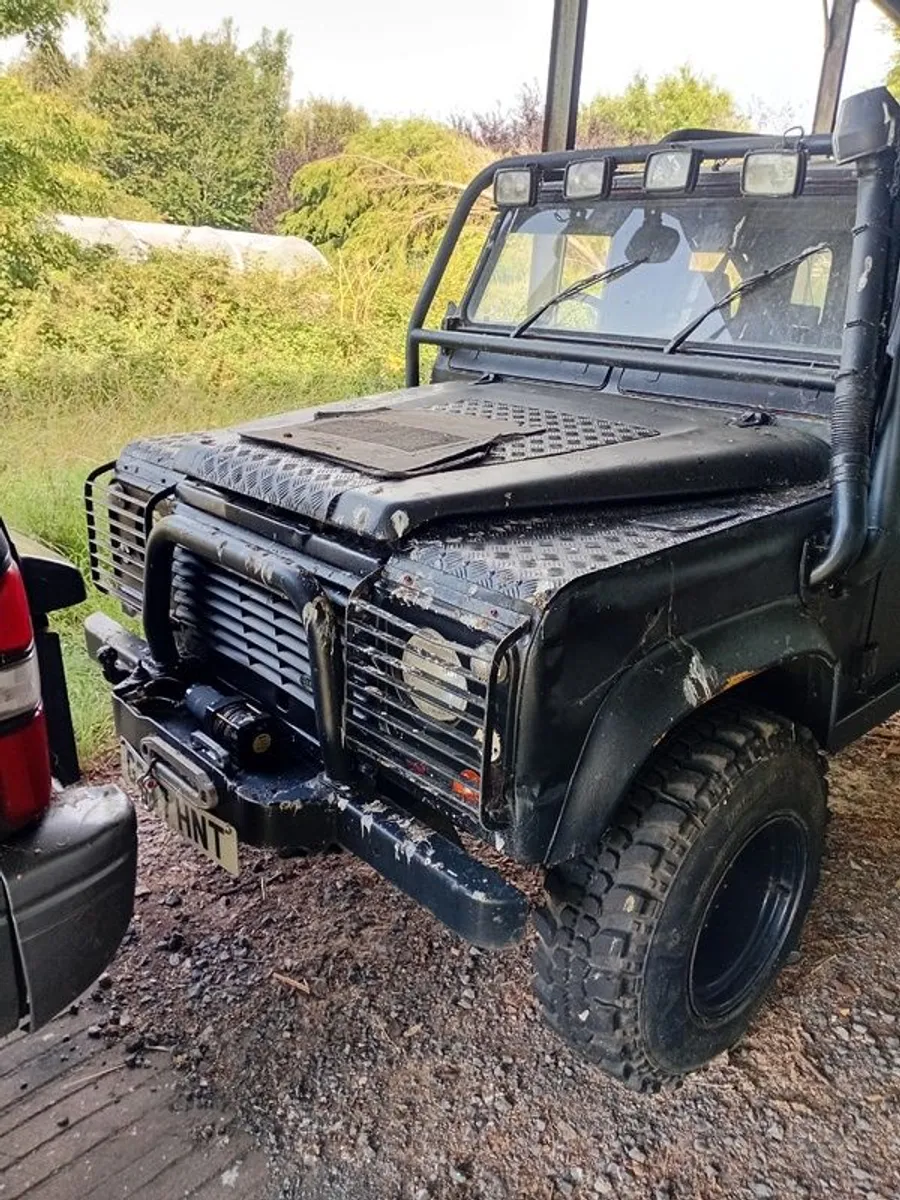 Land Rover Defender 90 - Image 1