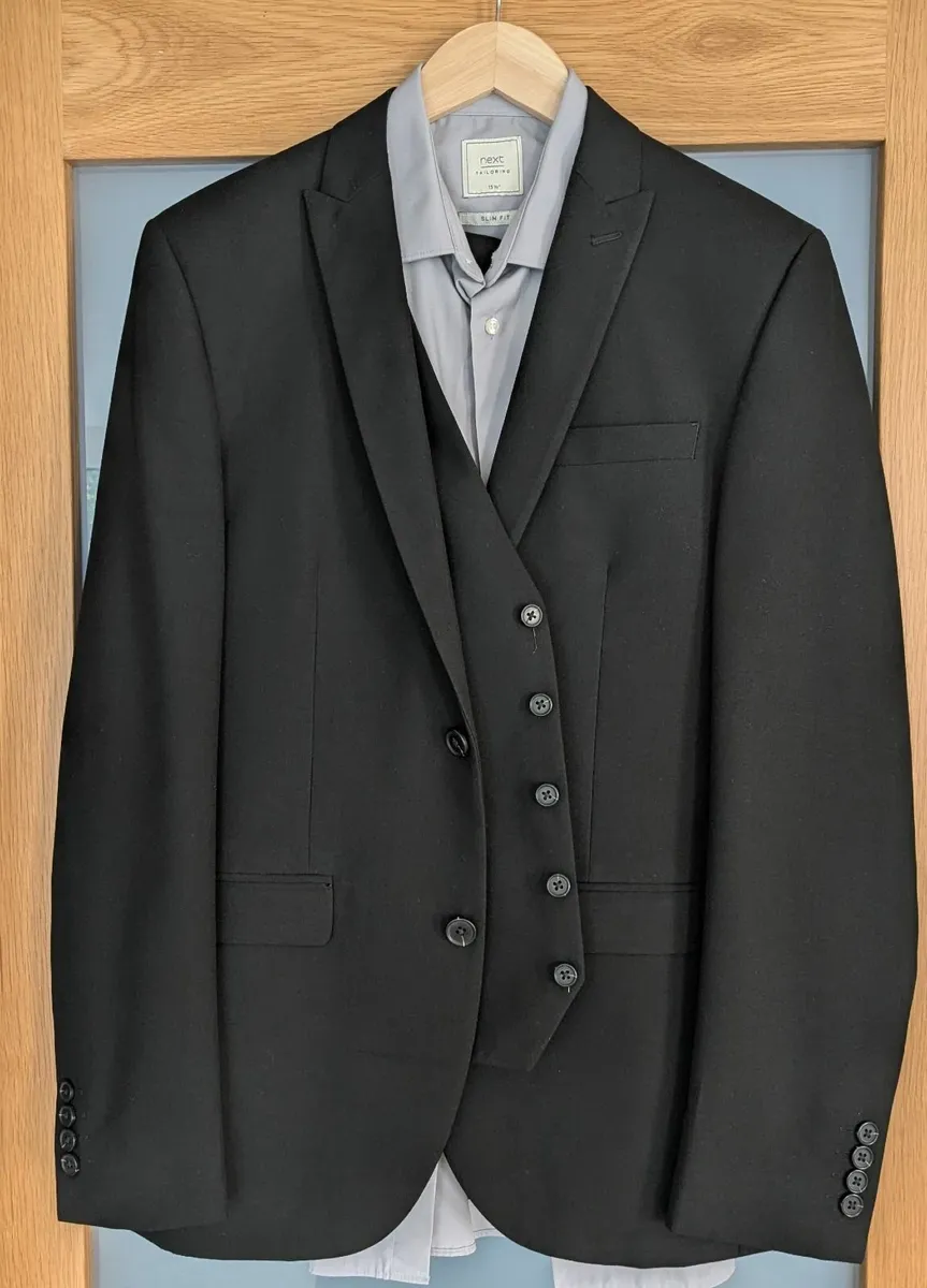 Mens suit suitable for grads - Image 1