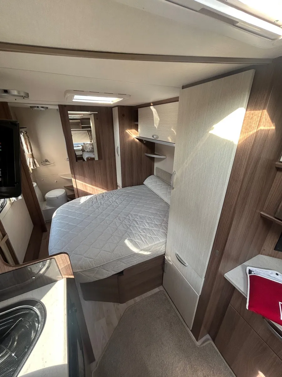 2019 lunar Venus caravan island bed - Image 1
