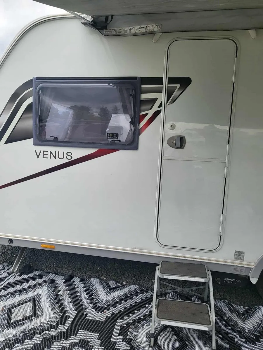 2019 lunar Venus caravan island bed - Image 4