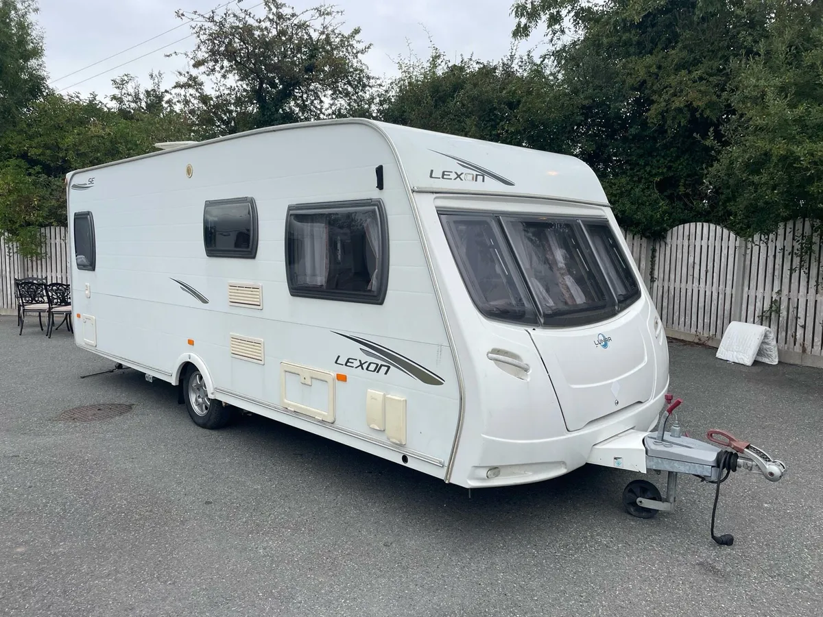 Fixed bed caravan whit end bathroom - Image 1
