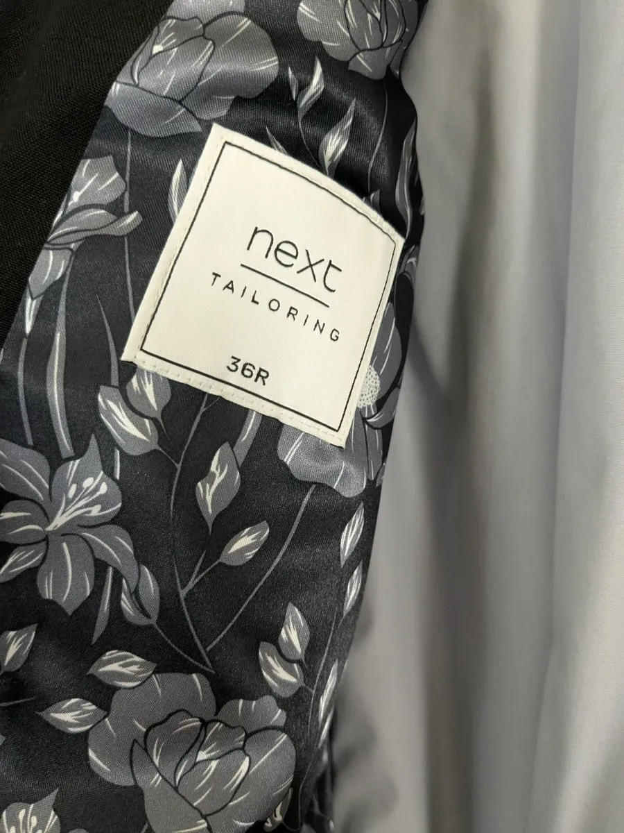 Mens suit suitable for grads - Image 2