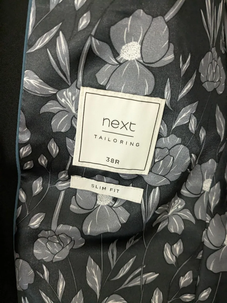 Mens suit suitable for grads - Image 3