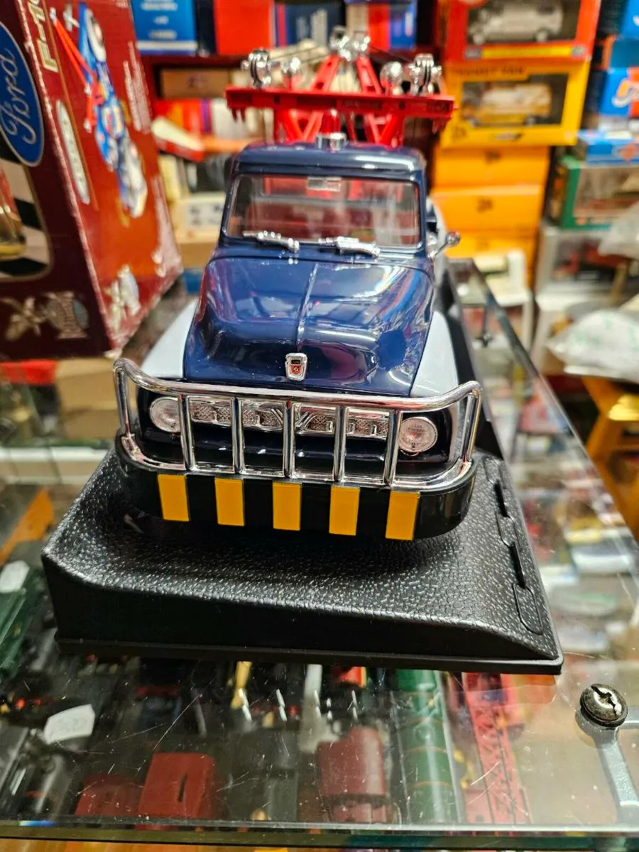 Corgi Road Legends Tow Truck Wrecker 1.18 - Image 4