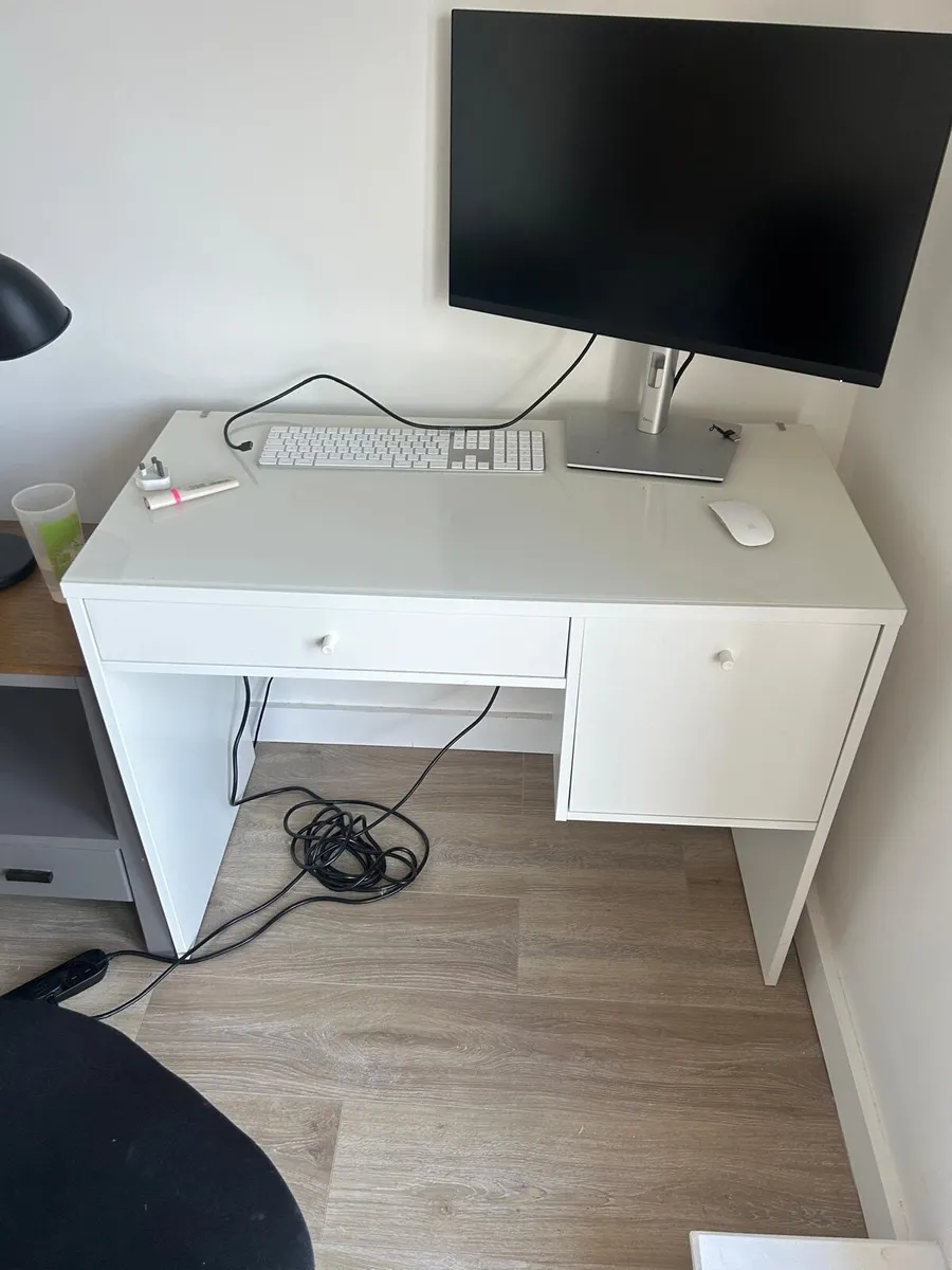 Desk and office chair - Image 1