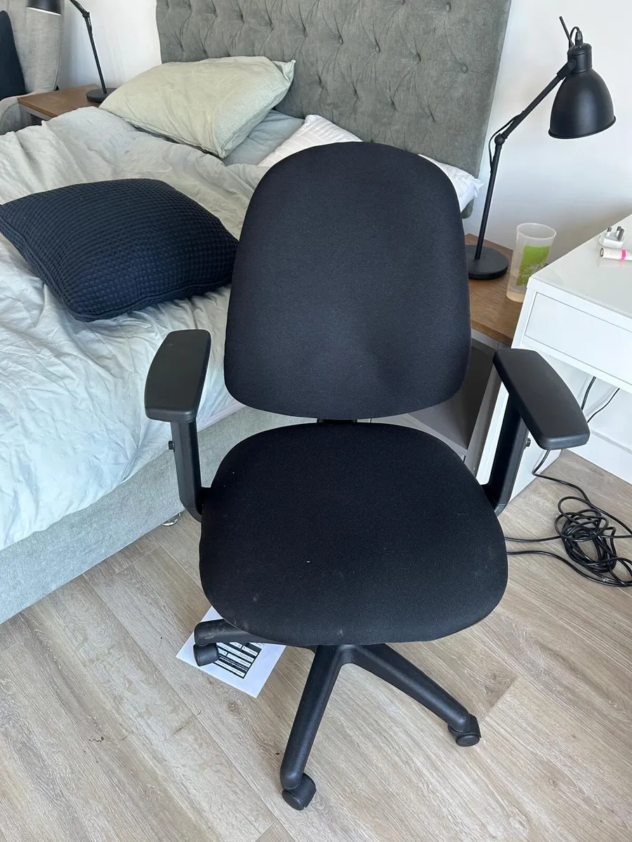 Desk and office chair - Image 2