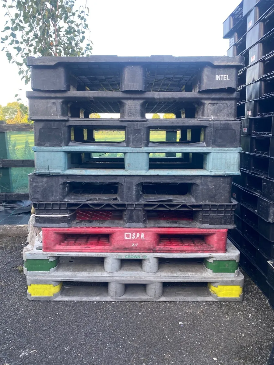 Heavy duty plastic pallets
