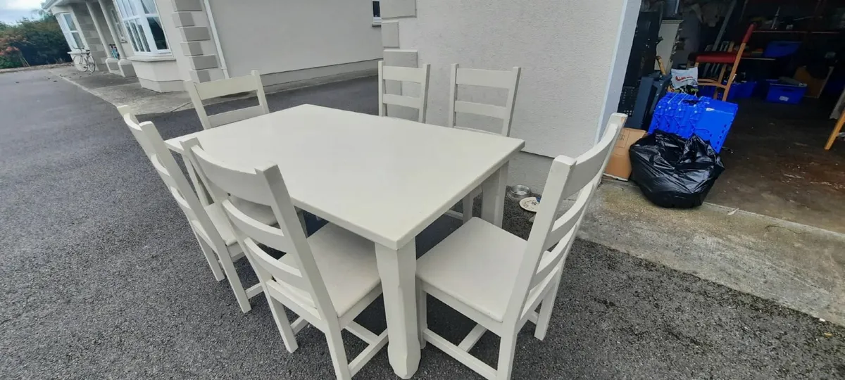 Table and chairs - Image 3