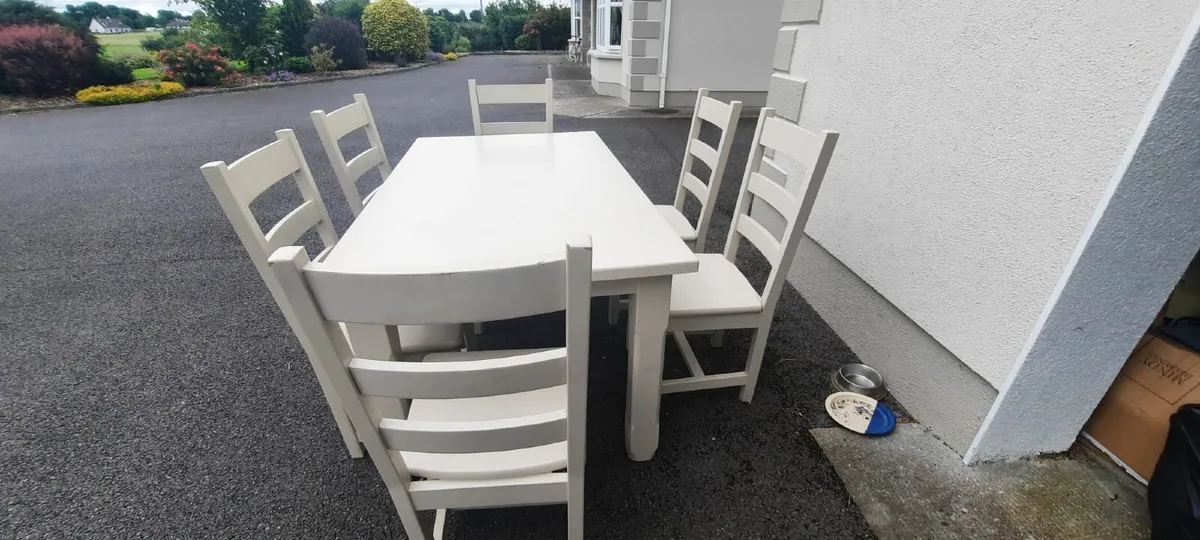 Table and chairs - Image 4