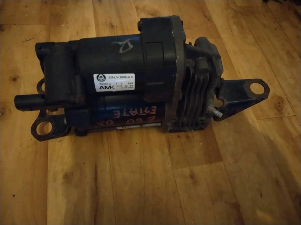 BMW 5 Series Estate E61 Suspension Air Compressor - Image 2
