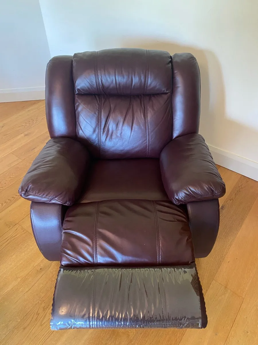 3 piece suite Burgundy - Image 2