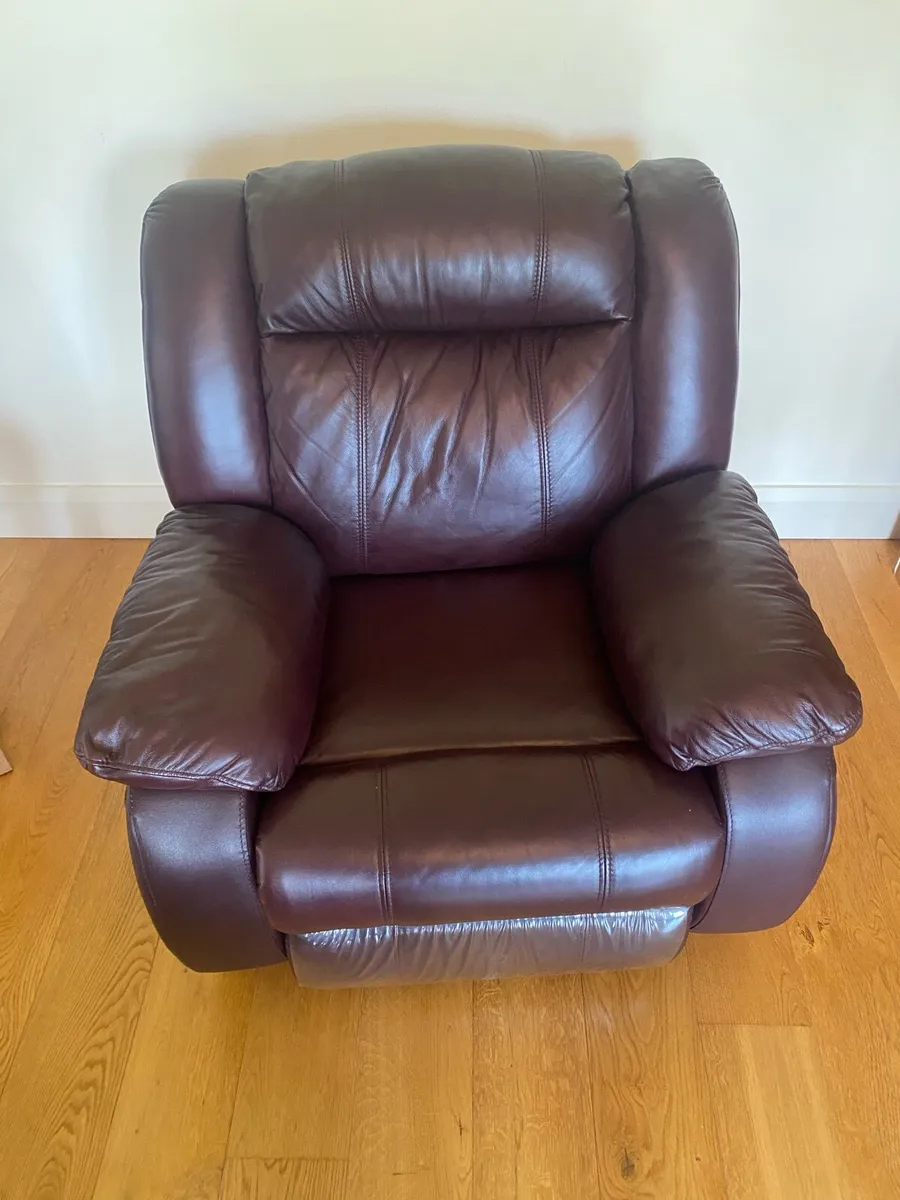 3 piece suite Burgundy - Image 3
