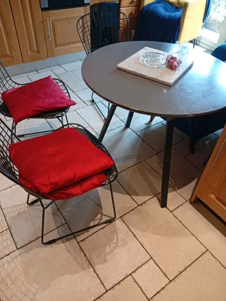 Table and 3 chairs - Image 1